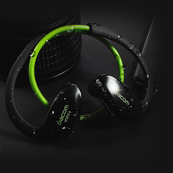 Bezdrátová Bluetooth sluchátka za uši Dacom Athlete jsou potu a dešti odolná.